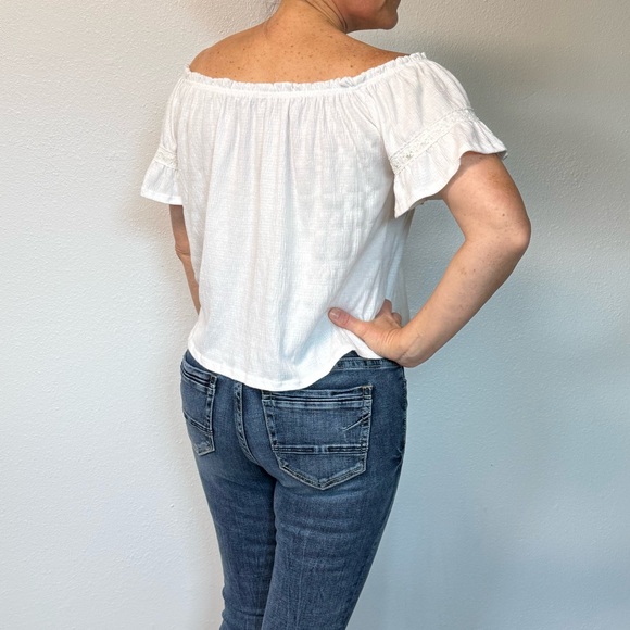 Arizona Jean Company White Flutter Sleeve Blouse - Picture 2 of 8